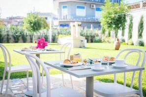 Free daily buffet breakfast  - casale della vittoria (Taranto)