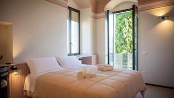 Camera Deluxe con letto matrimoniale o 2 letti singoli, 1 camera da letto, balcone, vista cortile | Minibar, una cassaforte in camera, con stile personalizzato