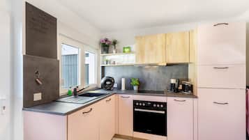 Frigorifero, forno, piano cottura, lavastoviglie