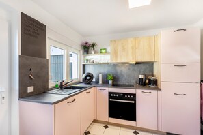 Kylskåp, ugn, spishäll och diskmaskin