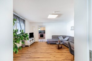 Tv, tv-spel, dvd-spelare och en stereo