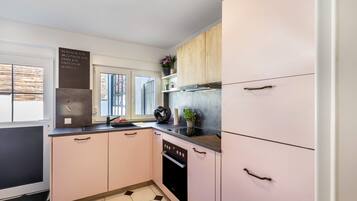 Fridge, oven, stovetop, dishwasher