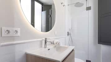 Appartement (2 Bedrooms) | Badkamer | Gratis toiletartikelen, een haardroger, handdoeken, zeep