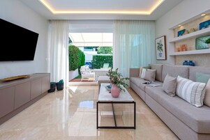 Apartamento (3 Bedrooms) | Zona de estar | Una televisión