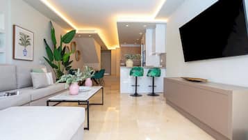 Appartement (3 Bedrooms) | Woonruimte | Een televisie