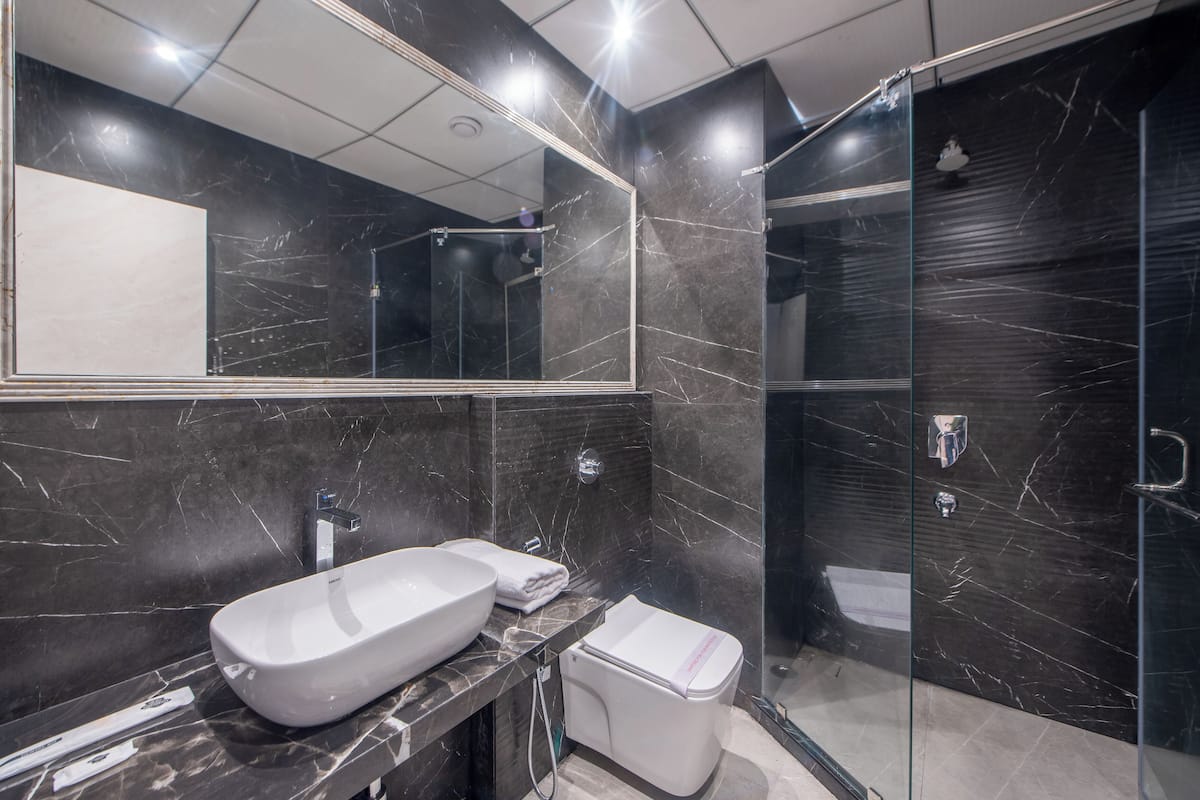 Quarto casal ou duplo superluxo, vista para a cidade | Banheiro | Sabonete, shampoo, papel higiênico