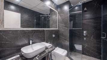 Luxury Double or Twin Room, City View | Bathroom | Soap, shampoo, toilet paper