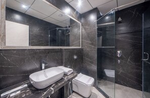 Luxury-Doppel- oder -Zweibettzimmer, Stadtblick | Badezimmer | Seife, Shampoo, Toilettenpapier