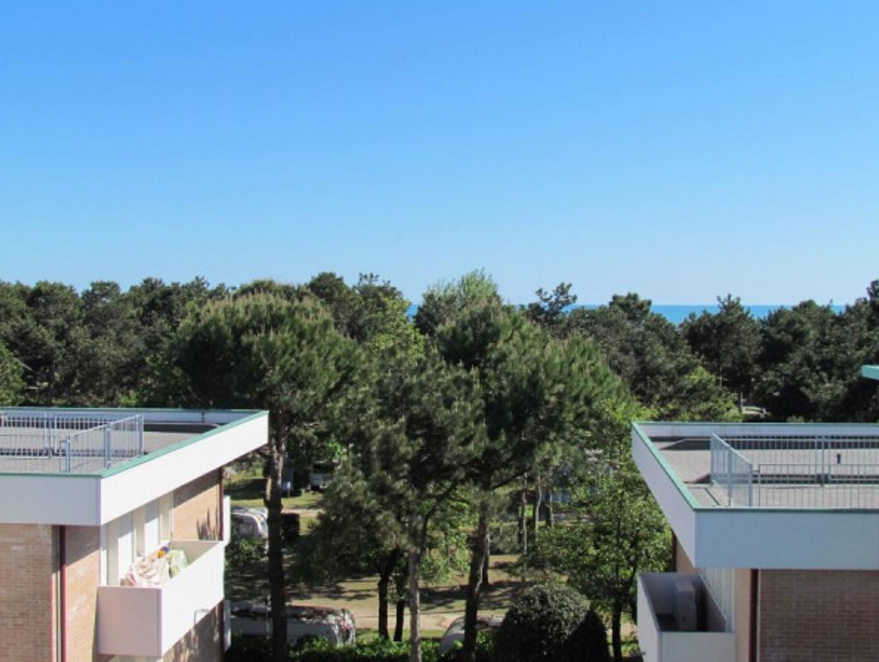 A modern building with a flat roof and a balcony.