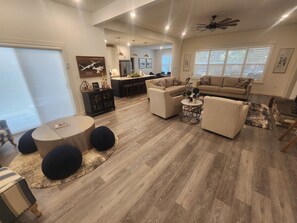 Smart-tv, een open haard, boeken en een kantoor