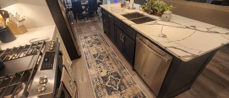 冷蔵庫、電子レンジ、オーブン、コンロ