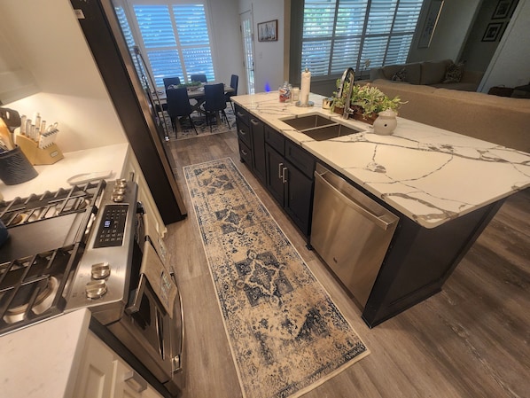 Fridge, microwave, oven, stovetop - SheNANAgans – Family-Friendly Home in Eden Isle near Greers Ferry Lake (Heber Springs)