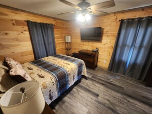 2 bedrooms, desk, WiFi, bed sheets