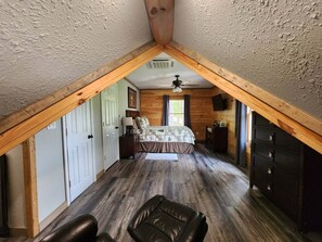 2 bedrooms, desk, WiFi, bed sheets