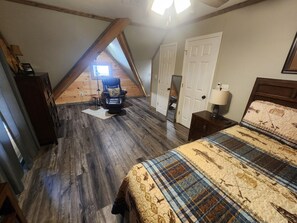 2 bedrooms, desk, WiFi, bed sheets