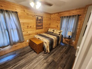 2 bedrooms, desk, WiFi, bed sheets