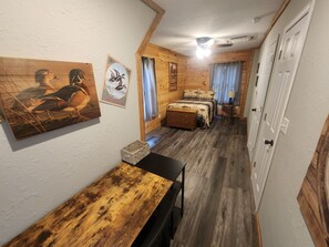 2 bedrooms, desk, WiFi, bed sheets