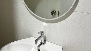 Douche, sèche-cheveux, serviettes fournies, savon