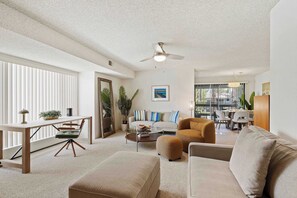 TV, offices - Palm Springs Resort Condo with Pool & Spa Sleeps 3 (Palm Springs)