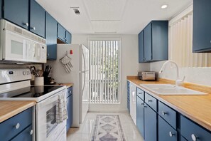 Fridge, microwave, oven, stovetop - Sunset Palmar – Perfect Vacay or Work Stay! (Palm Springs)