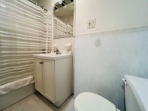 Haartrockner, Bidet, Handtücher, Seife