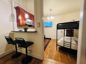 Bügeleisen/Bügelbrett, Reisekinderbett, kostenloses WLAN, Bettwäsche