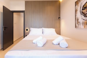 Appartement, vue partielle sur la mer | Décoration personnalisée, ameublement personnalisé