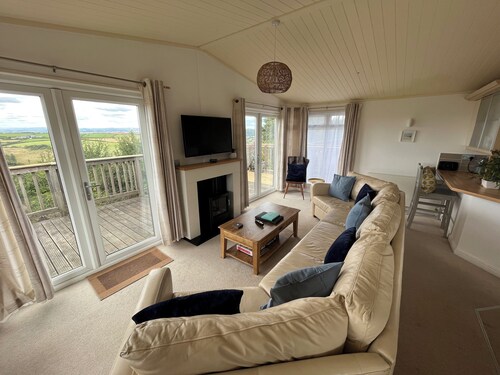 Cosy Cornish lodge 10 minute walk from the beach