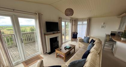 Cosy Cornish lodge 10 minute walk from the beach