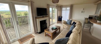 Cosy Cornish lodge 10 minute walk from the beach