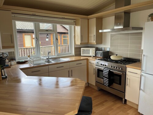 Cosy Cornish lodge 10 minute walk from the beach