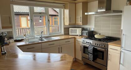 Cosy Cornish lodge 10 minute walk from the beach