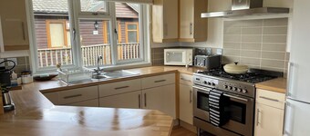 Cosy Cornish lodge 10 minute walk from the beach