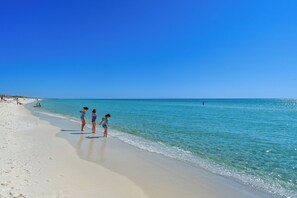 Una spiaggia nelle vicinanze