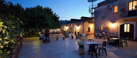 Comfort-Doppel- oder -Zweibettzimmer, Gartenblick | Terrasse/Patio