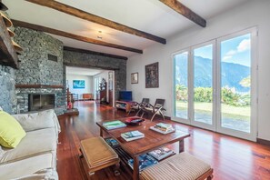Una televisión, una chimenea