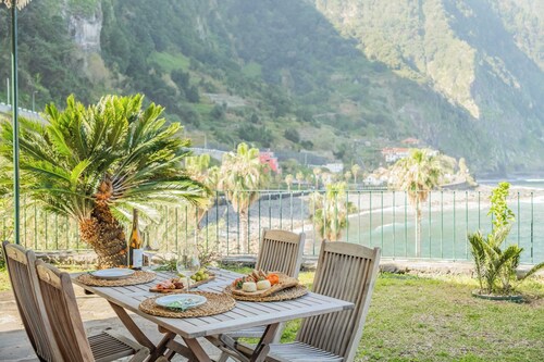 Quaint 4-bedroom country house in Seixal