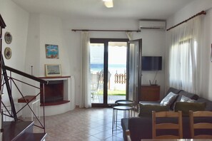 บ้านพัก, 2 ห้องนอน, ระเบียง, วิวทะเล | ห้องนั่งเล่น