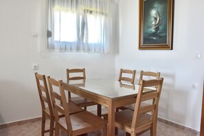 บ้านพัก, 2 ห้องนอน, ระเบียง, วิวทะเล | ห้องรับประทานอาหาร