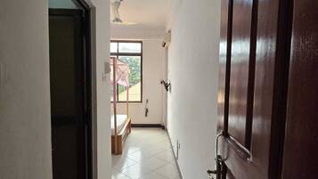 Camera doppia, balcone, vista città | Una scrivania, postazione laptop, Wi-Fi gratuito