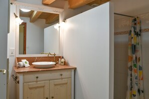 Dusche, kostenlose Toilettenartikel, Haartrockner, Handtücher