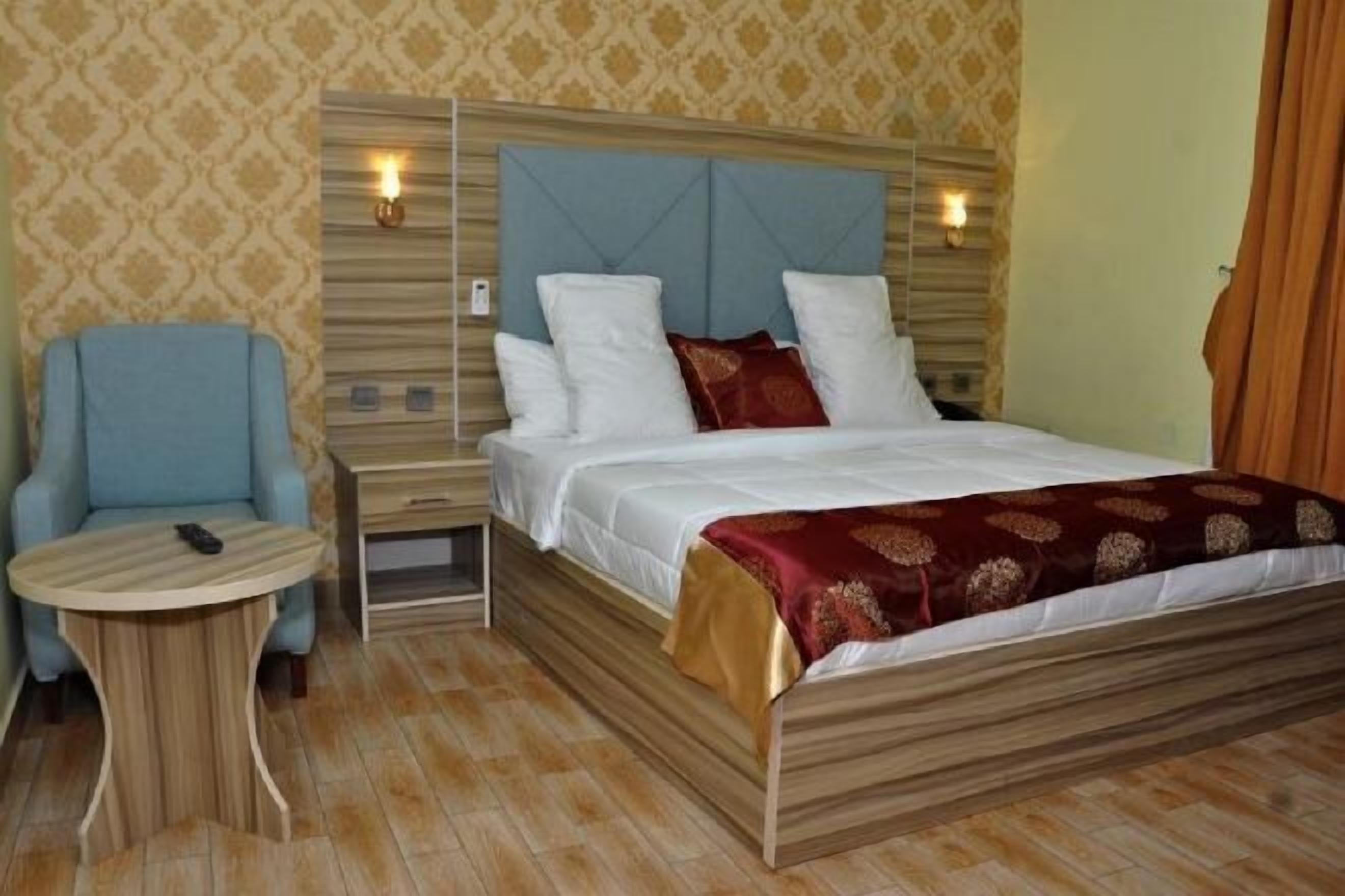 Een bureau, een laptopwerkplek, verduisterende gordijnen