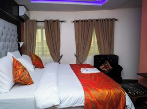 Kamar Deluks, balkon, pemandangan kota | Meja kerja, ruang kerja ramah laptop, dan tirai kedap cahaya