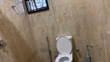 Chambre Deluxe, balcon, vue ville | Salle de bain | Articles de toilette gratuits, sèche-cheveux, serviettes fournies, savon