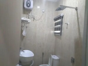 Deluxe kamer, balkon, uitzicht op de stad | Badkamer | Gratis toiletartikelen, een haardroger, handdoeken, zeep