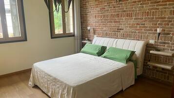 3 slaapkamers, een strijkplank/strijkijzer, gratis wifi, beddengoed