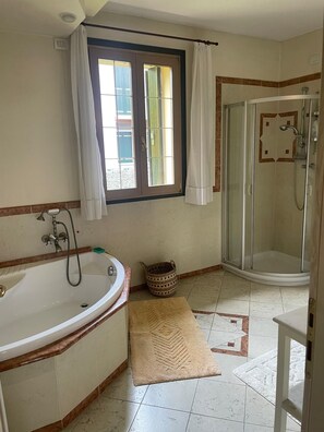 Een douche, een haardroger, een bidet, handdoeken