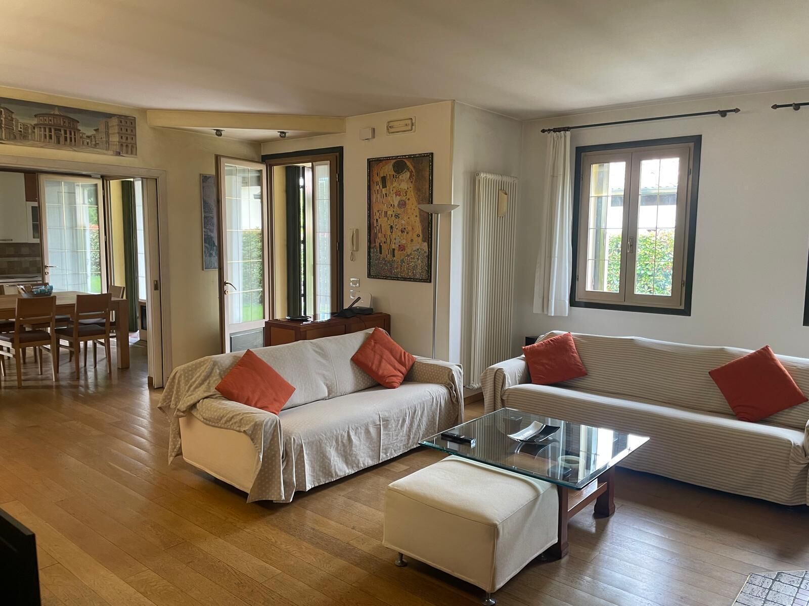 Smart TV, fireplace, books, stereo