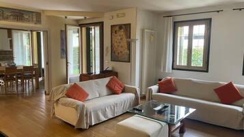 Smart-tv, een open haard, boeken en een stereo