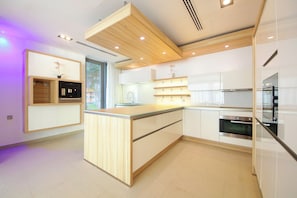 Vila, vista para o mar | Cozinha privada | Geladeira grande, micro-ondas, fogão, cooktop